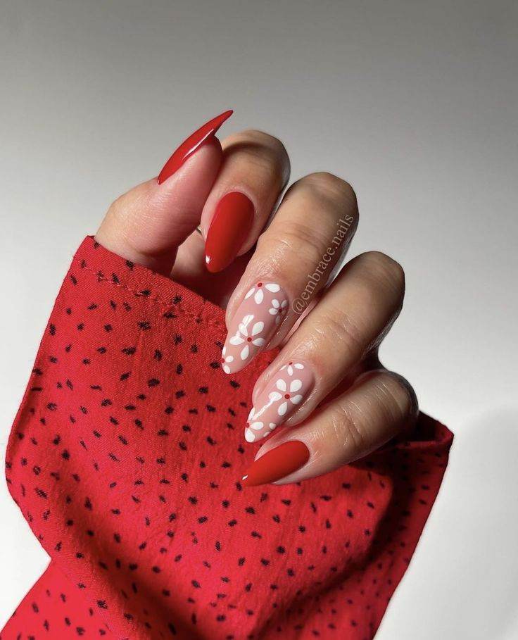 27 Easy Yet Pretty Floral Nail Designs Perfect For Summer - 181