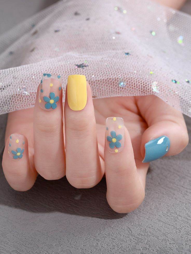 27 Easy Yet Pretty Floral Nail Designs Perfect For Summer - 179