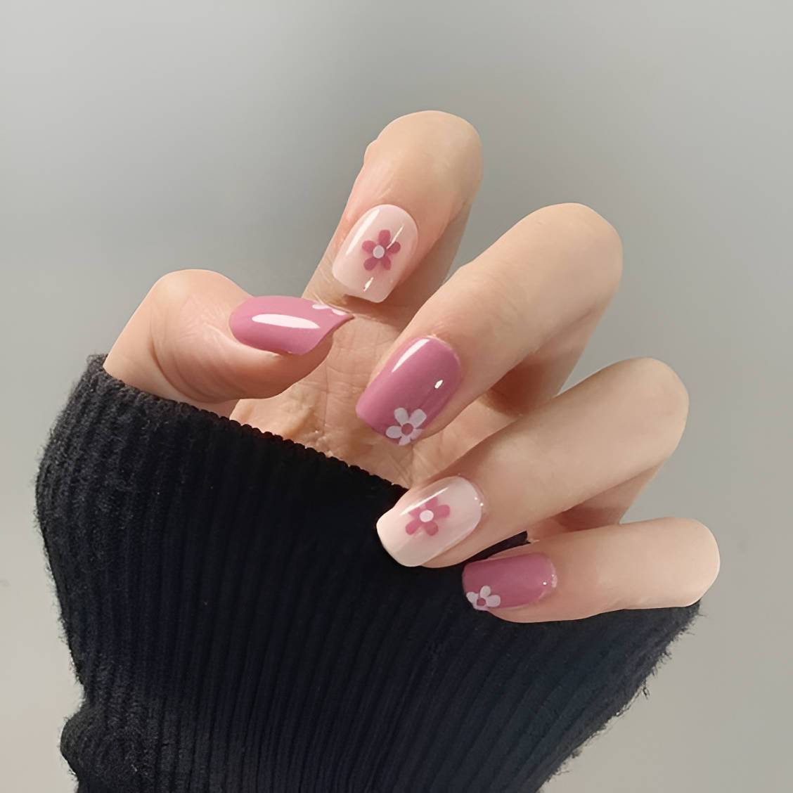 27 Easy Yet Pretty Floral Nail Designs Perfect For Summer - 187