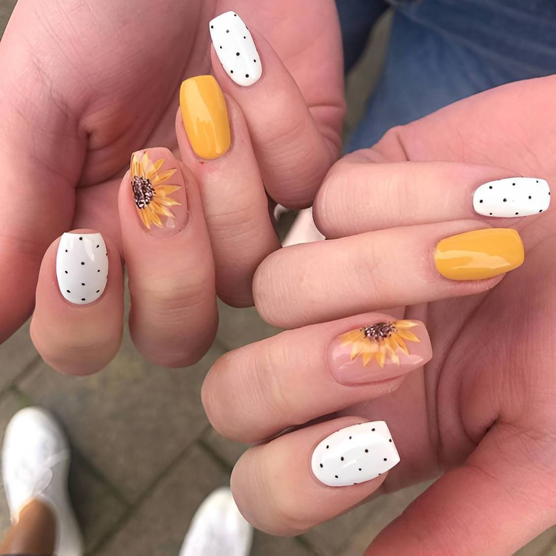 27 Easy Yet Pretty Floral Nail Designs Perfect For Summer - 209