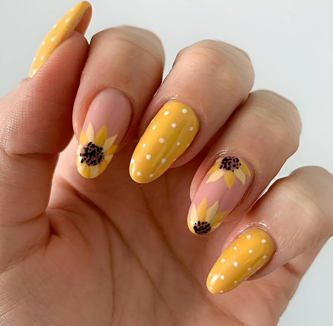 27 Easy Yet Pretty Floral Nail Designs Perfect For Summer - 211